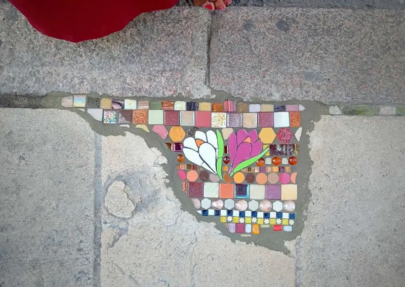 On Rue du Chapeau Rouge, I offer you these mosaic crocuses to brighten your pavement.