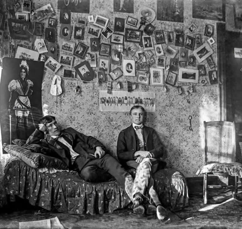 40 Historic Photos That Will Completely Change How You See the Past 46 This is what hanging out in a college dorm room looked like in 1910. (University of Illinois).