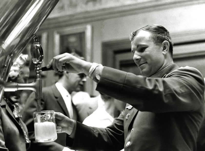 40 Historic Photos That Will Completely Change How You See the Past 47 Yuri Gagarin pours himself a mug of beer while visiting the Karlsberg's brewery in Copenhagen, Denmark, 1962.