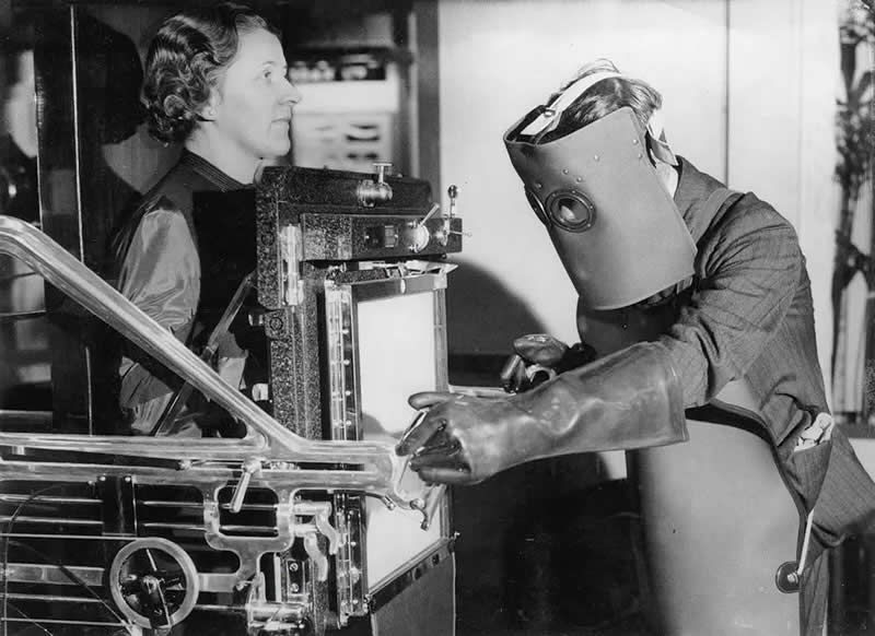 40 Historic Photos That Will Completely Change How You See the Past 50 An X-ray apparatus being operated by an radiologist wearing (Radiological exhibition. Central Hall. Westminster, 1934).