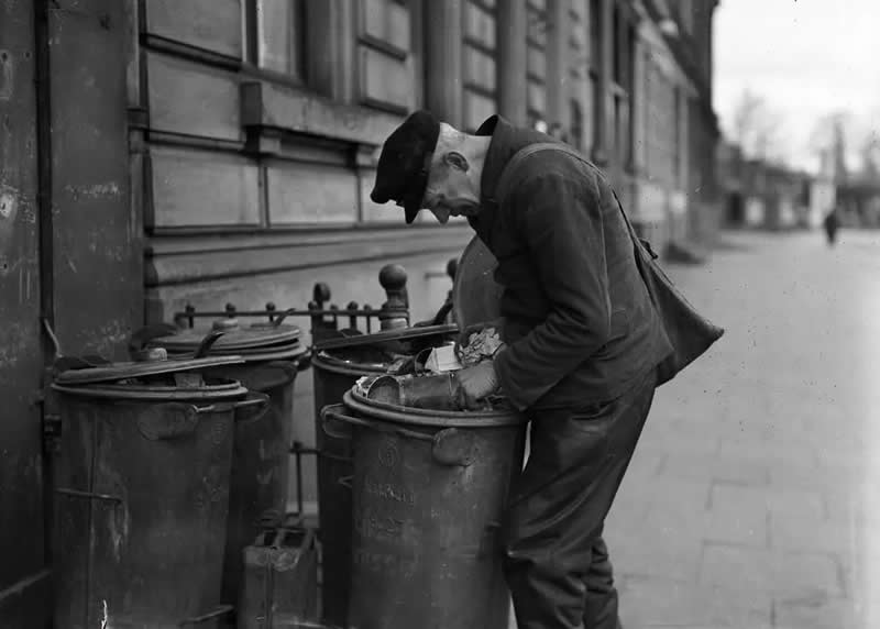 40 Historic Photos That Will Completely Change How You See the Past 53 Looking for something to eat. Hamburg, post-war Germany, 1946.