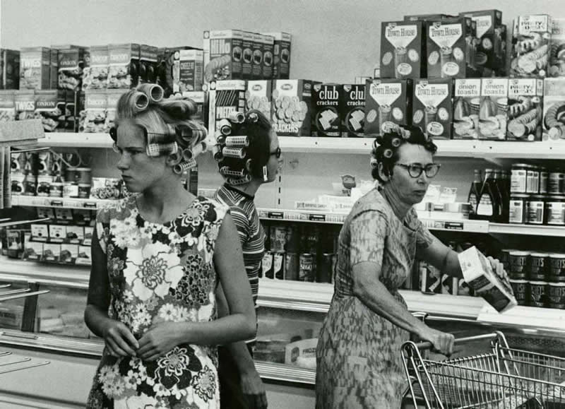 40 Historic Photos That Will Completely Change How You See the Past 54 Women grocery shopping in the 1960s.