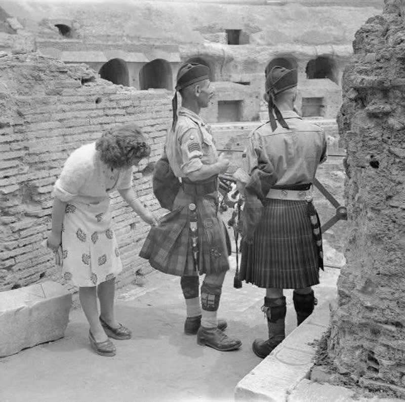 40 Historic Photos That Will Completely Change How You See the Past 58 This Italian woman is curiously inspecting the kilt of a Scottish soldier. The soldiers are standing near the Coliseum after the liberation of Rome in 1944.