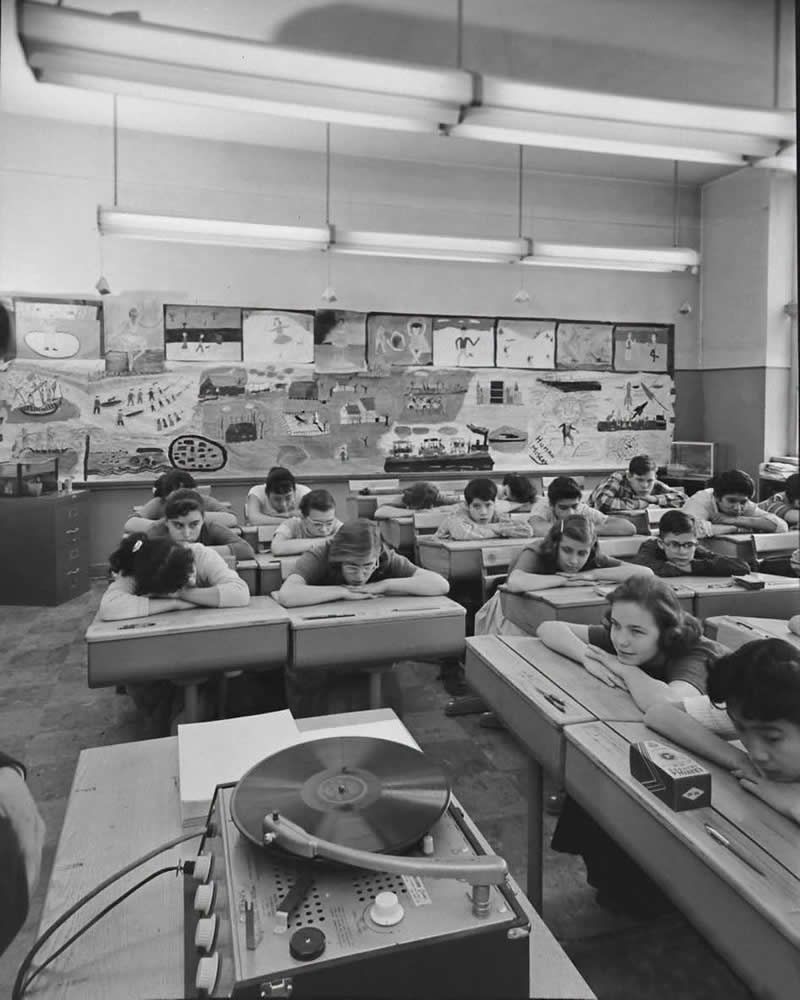 40 Historic Photos That Will Completely Change How You See the Past 60 Listening to music in art class, 1957. (Photo by Francis Miller)