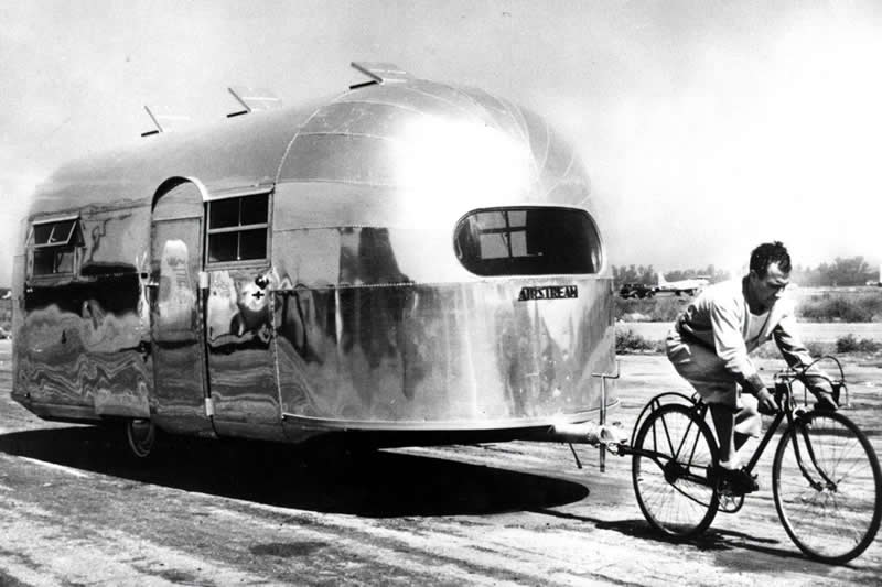40 Historic Photos That Will Completely Change How You See the Past 68 French bike racer Alfred Letourneur towing a 22 foot long Airstream Liner at the Metropolitan Airport in Van Nuys, California to demonstrate how light it was, 1947
