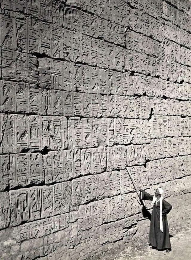 40 Historic Photos That Will Completely Change How You See the Past 69 Egypt, Luxor Temple, 1950: A guide pointing out hieroglyphs.