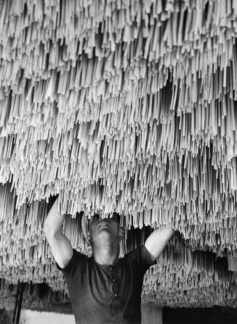 40 Historic Photos That Will Completely Change How You See the Past 70 A worker hangs pasta to dry in a factory in Italy, 1932. (Photo by Alfred Eisenstaedt)
