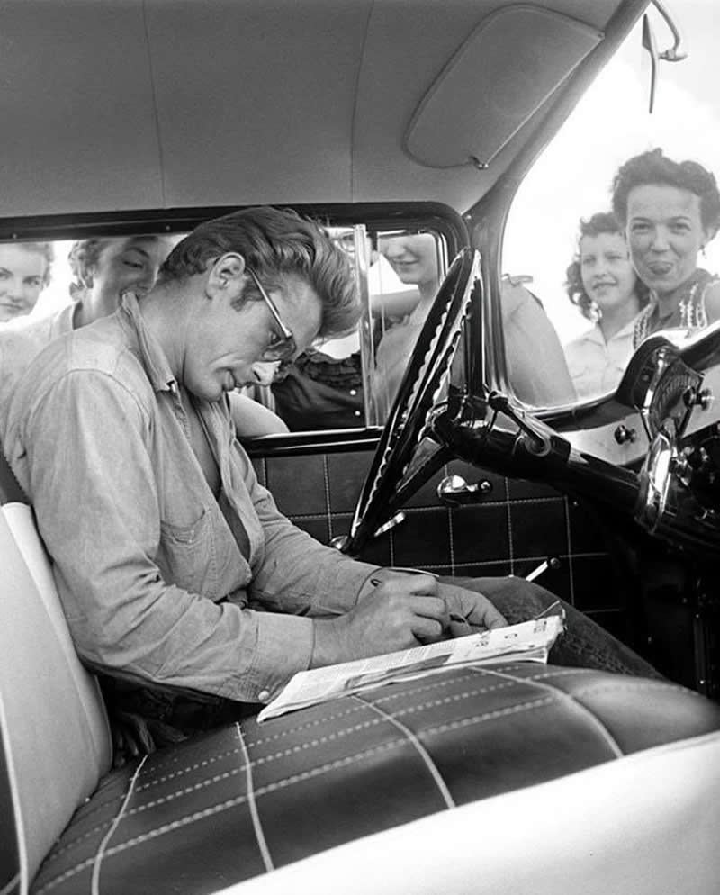 40 Historic Photos That Will Completely Change How You See the Past 71 James Dean sitting in a car, signing photos for his fans at the peak of his career, just two months before dying in a car accident at the young age of 24.