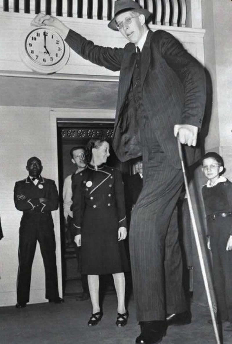 40 Historic Photos That Will Completely Change How You See the Past 73 Robert Pershing Wadlow (February 22, 1918 – July 15, 1940), also known as the Alton Giant and the Giant of Illinois, was a man who was the tallest person in recorded history for whom there is irrefutable evidence. Wadlow's height was 8 ft 11.1 in (2.72 m) while his weight reached 439 lb (199 kg) at his death at age 22.