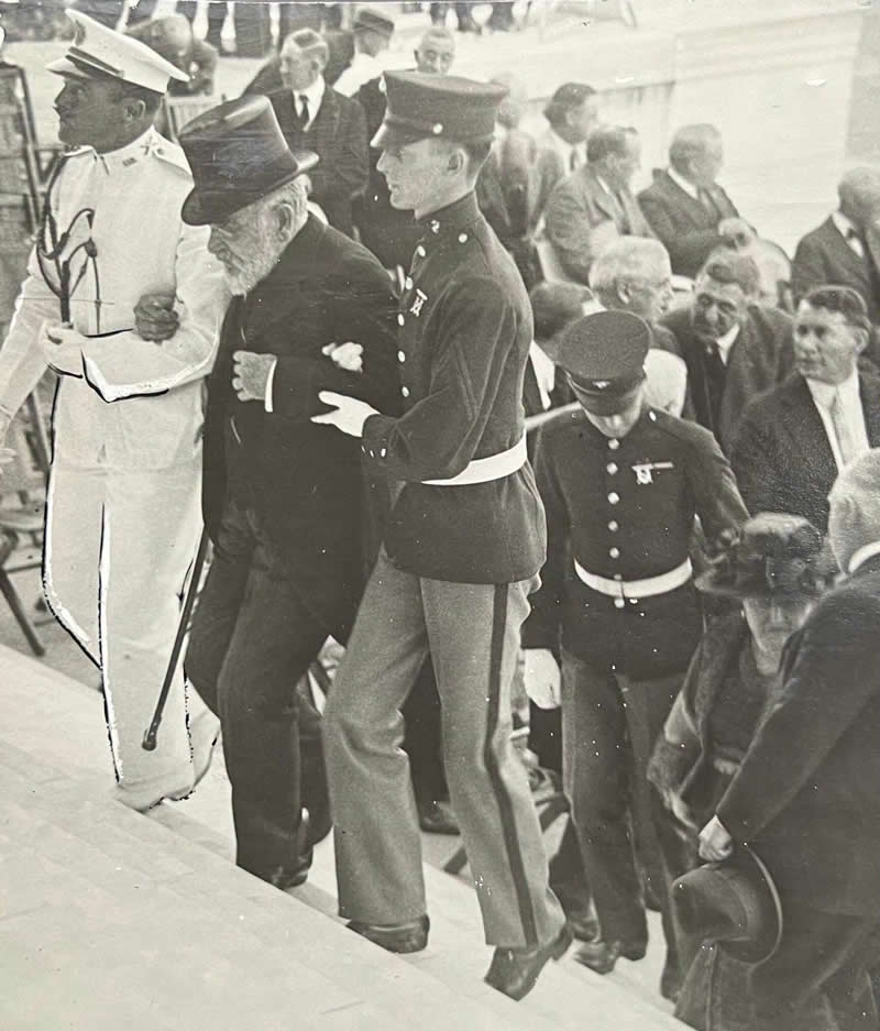 40 Historic Photos That Will Completely Change How You See the Past 77 May 1922: 78-year-old Robert T. Lincoln (son of Abraham Lincoln) is helped up the steps at the dedication of the Lincoln Memorial in Washington D.C.