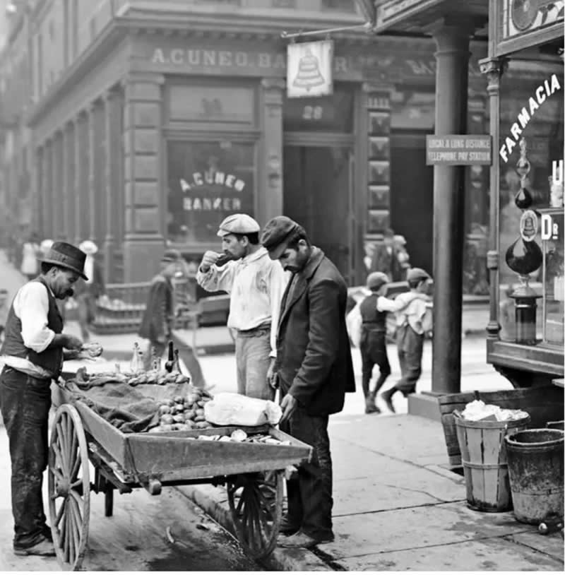 Men eating fresh clams from a pushcart peddler in the Italian neighborhood of Mulberry Bend in New York City. C.1900. LOC