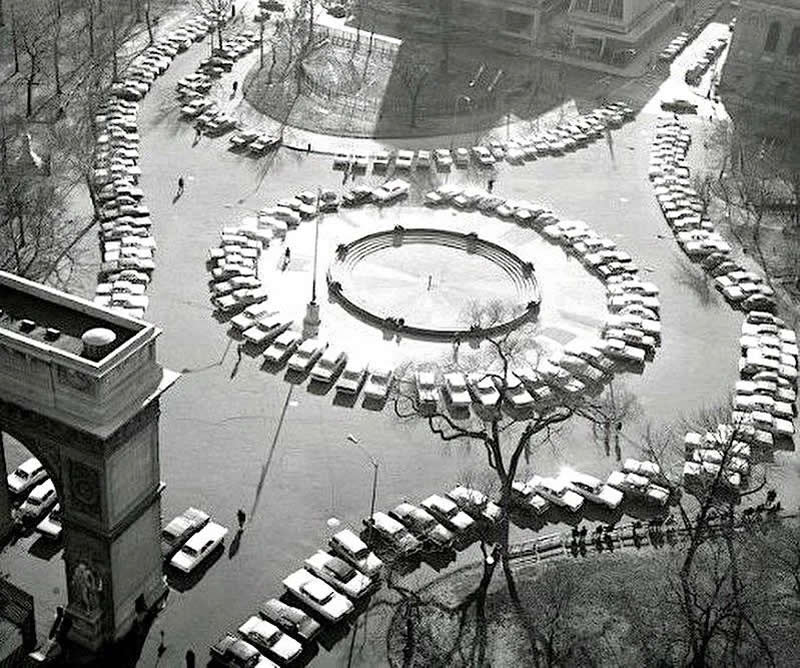 Washington Square Park in 1958 had cars running through it