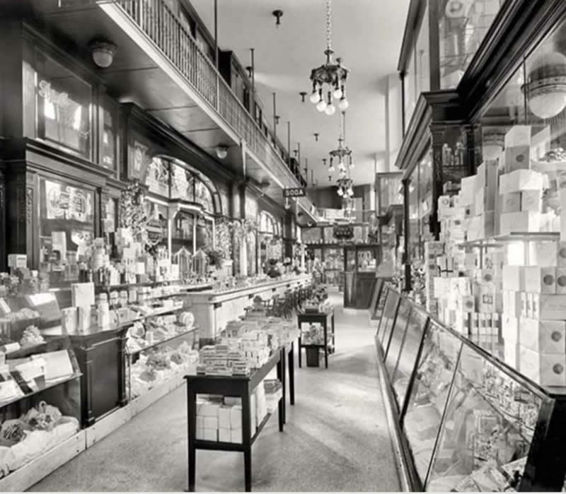 Drug store in Penn Station 1910