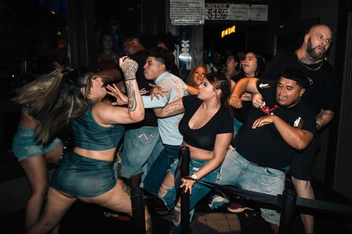 Battle at the bars - Photos looks like Paintings