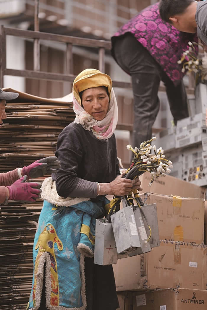 Tibetan woman holding Bitcoin mining PSUs - Photos looks like Paintings