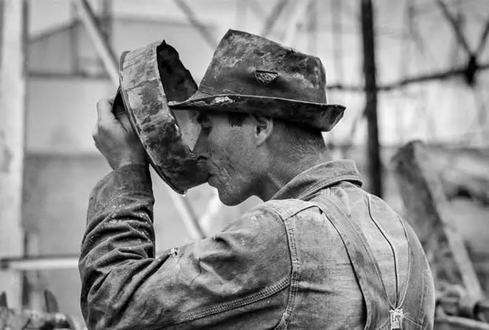 The hard life of roughnecks of the East Texas Oil Field, 1939. (A photo collection by Russell Lee / Library of Congress)