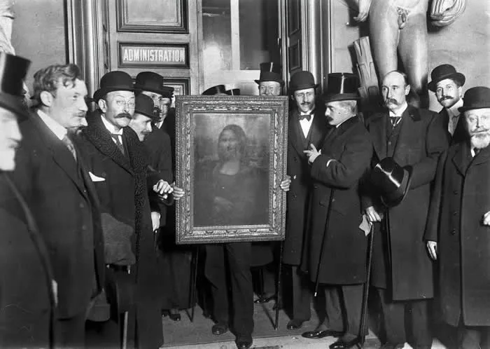 The return of the Mona Lisa to the Louvre after being stolen for 3 years (France, 1914).