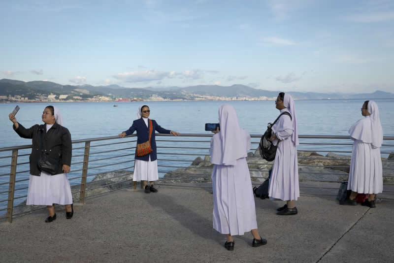 By the sea by Francesco chiossone - Urban Photo Awards 2026 People Fianlists