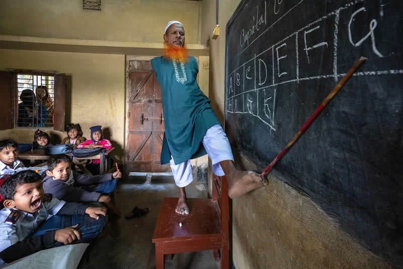 Holding attention by Marian plaino - Urban Photo Awards 2026 People Fianlists
