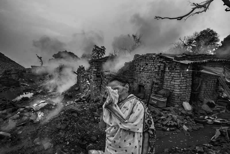 In Jharia&rsquo;s Fire, Both Earth and Mothers Weep by Sourav das - Urban Photo Awards 2026 People Fianlists
