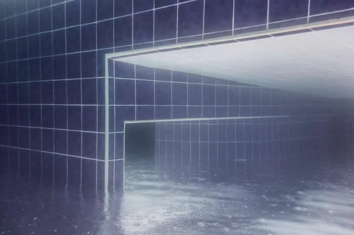 Look Twice! 40 Confusing Perspective Photos That Will Trick Your Eyes 42 Picture of a pool, under water, during rain, upside down - Confusing Perspective Photos