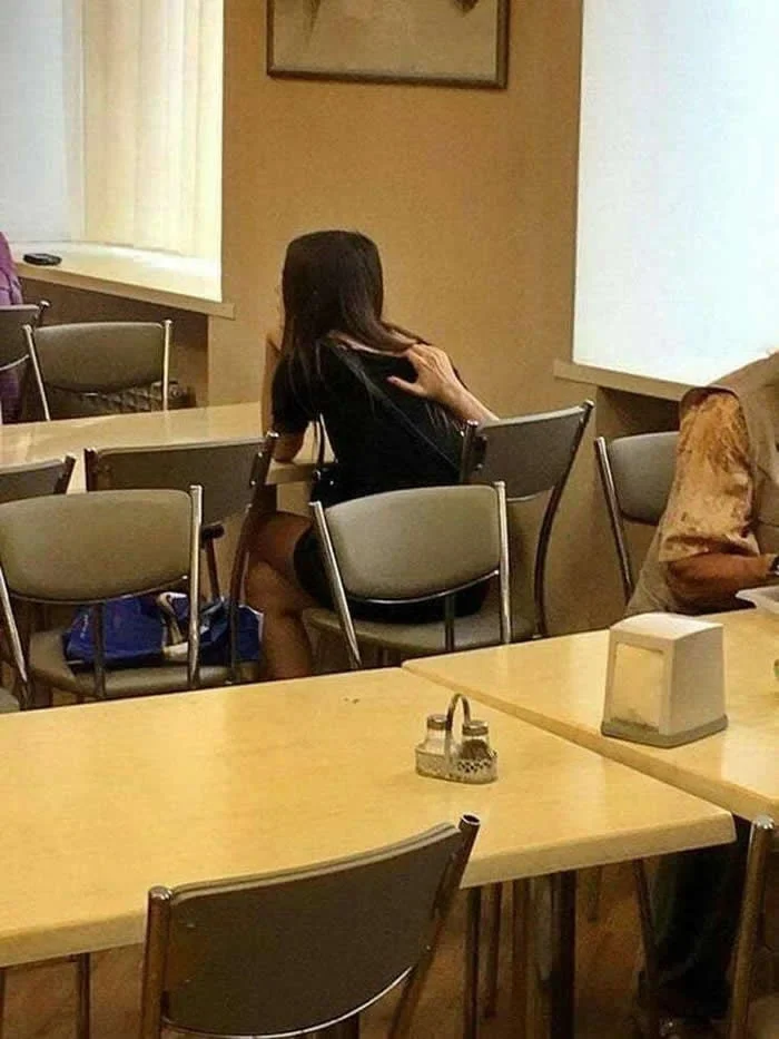 Look Twice! 40 Confusing Perspective Photos That Will Trick Your Eyes 45 Girl scratches her back and it looks like a horror movie - Confusing Perspective Photos
