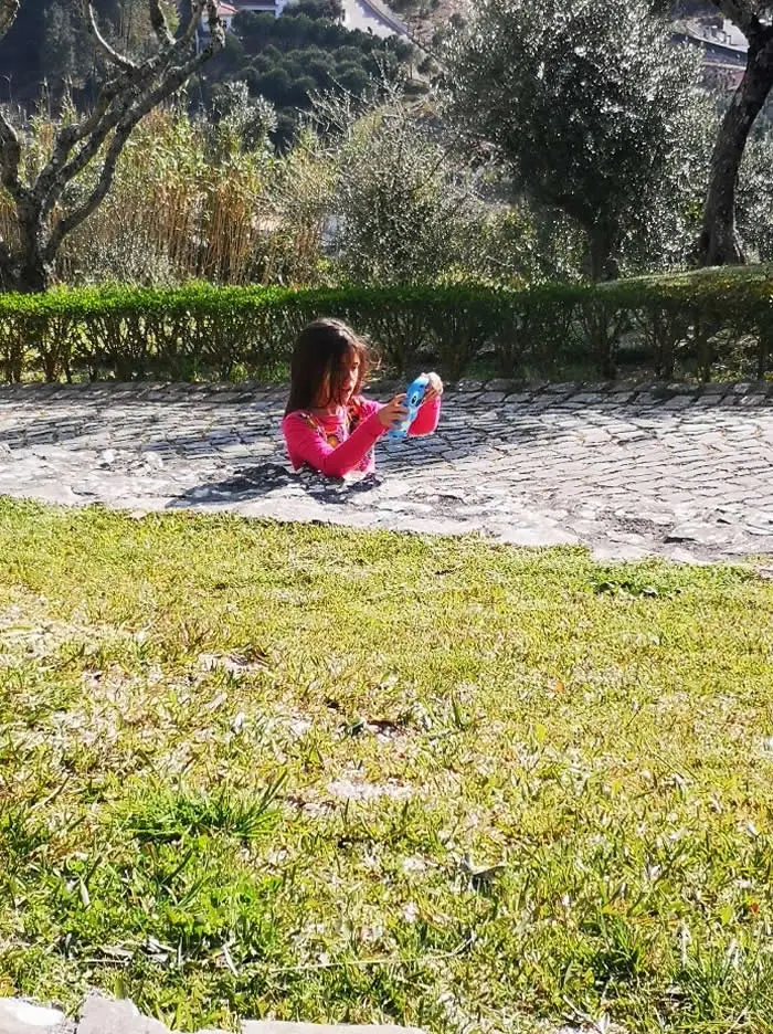 Look Twice! 40 Confusing Perspective Photos That Will Trick Your Eyes 51 My daughter, where's the rest of her?! Ohh I see, do you? - Confusing Perspective Photos