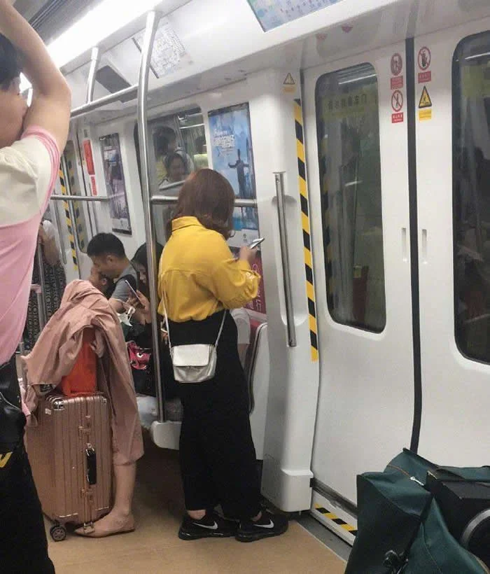 Look Twice! 40 Confusing Perspective Photos That Will Trick Your Eyes 55 A leg with no upper body spotted in subway - Confusing Perspective Photos