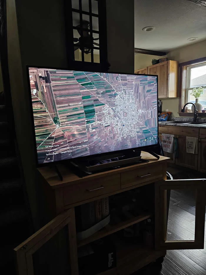 Look Twice! 40 Confusing Perspective Photos That Will Trick Your Eyes 56 I thought my 3 year old threw something at the TV. It was just a picture of Syria on the screensaver - Confusing Perspective Photos