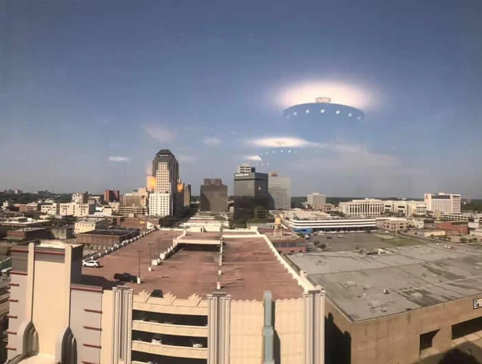 Look Twice! 40 Confusing Perspective Photos That Will Trick Your Eyes 59 The reflections of ceiling lights appear to be alien ships descending on Shreveport - Confusing Perspective Photos