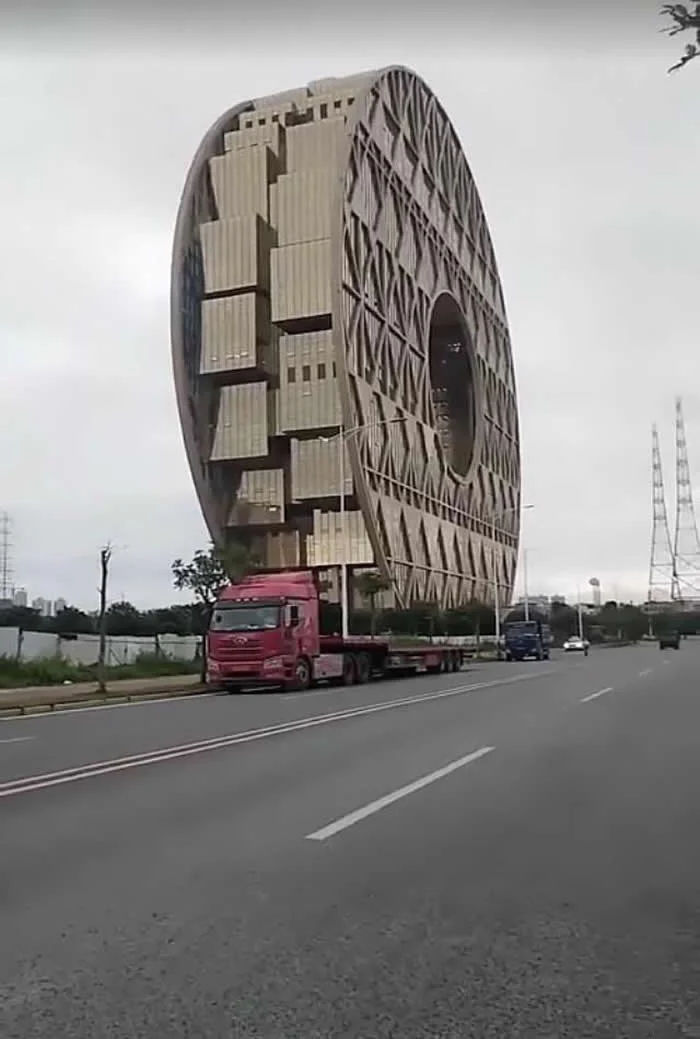Look Twice! 40 Confusing Perspective Photos That Will Trick Your Eyes 64 This truck carrying a heavy load - Confusing Perspective Photos
