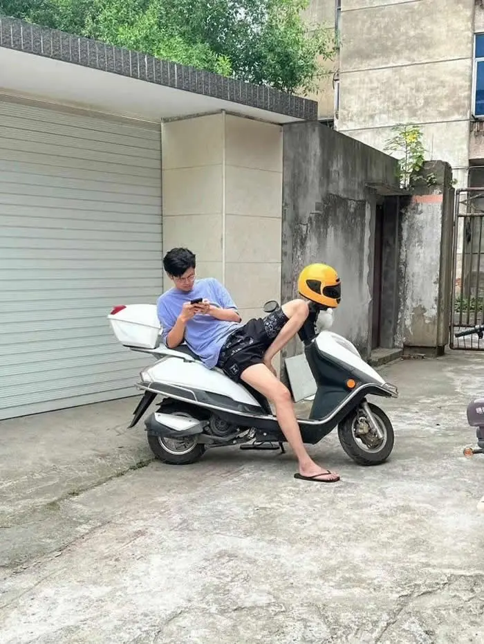 Look Twice! 40 Confusing Perspective Photos That Will Trick Your Eyes 70 Huge triceps? - Confusing Perspective Photos