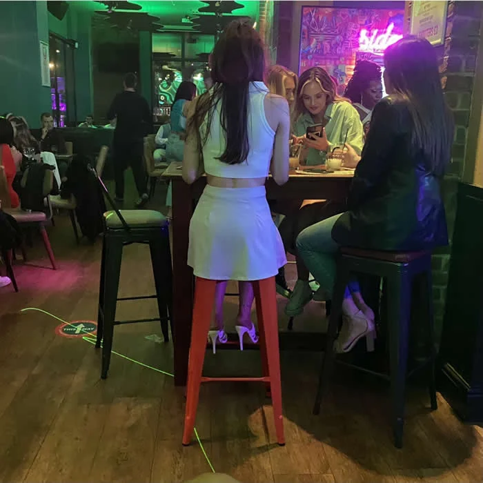 Look Twice! 40 Confusing Perspective Photos That Will Trick Your Eyes 75 Great legs - Confusing Perspective Photos