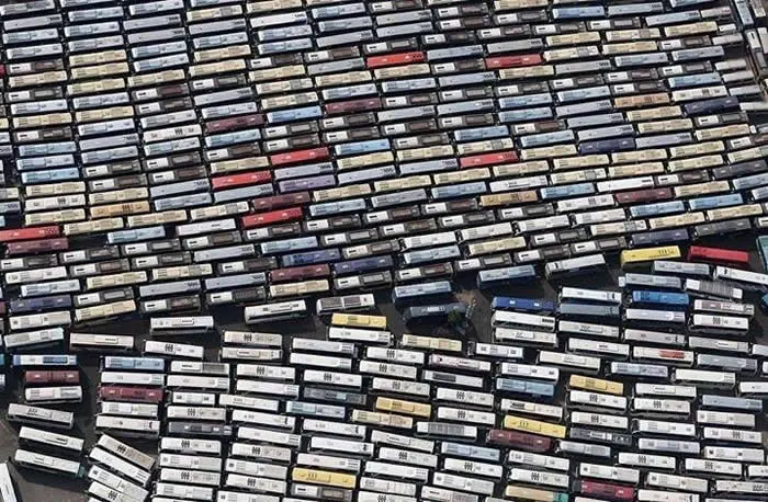 Look Twice! 40 Confusing Perspective Photos That Will Trick Your Eyes 79 These buses look like a bunch of cassette tapes - Confusing Perspective Photos
