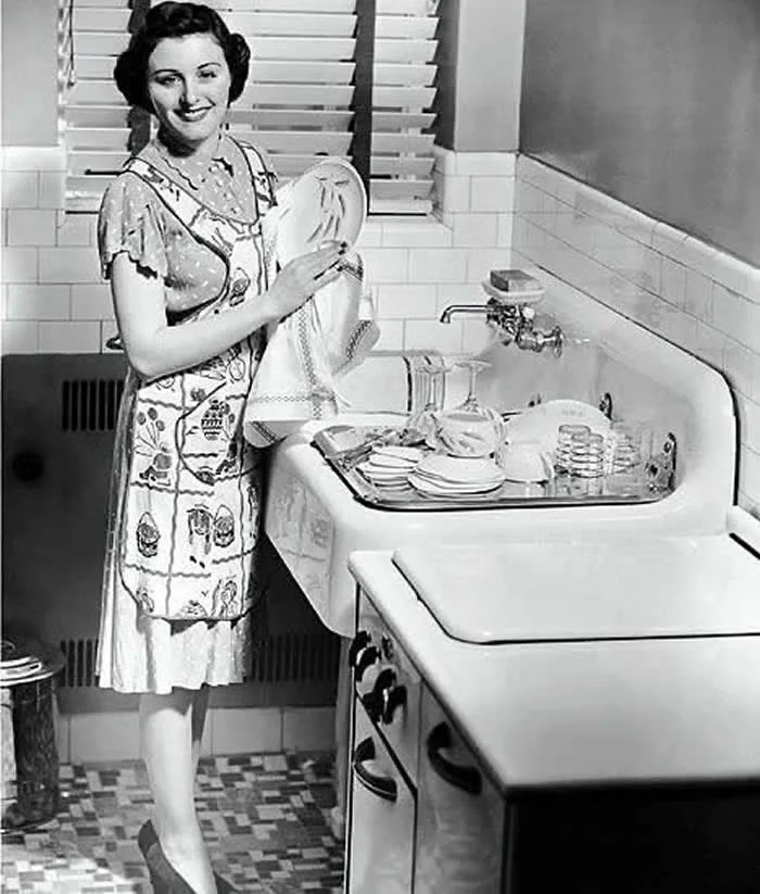 Housewife doing the dishes (photo from the 1950s)