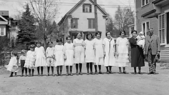 Family with 13 kids, Boston, Massachusetts, 1925