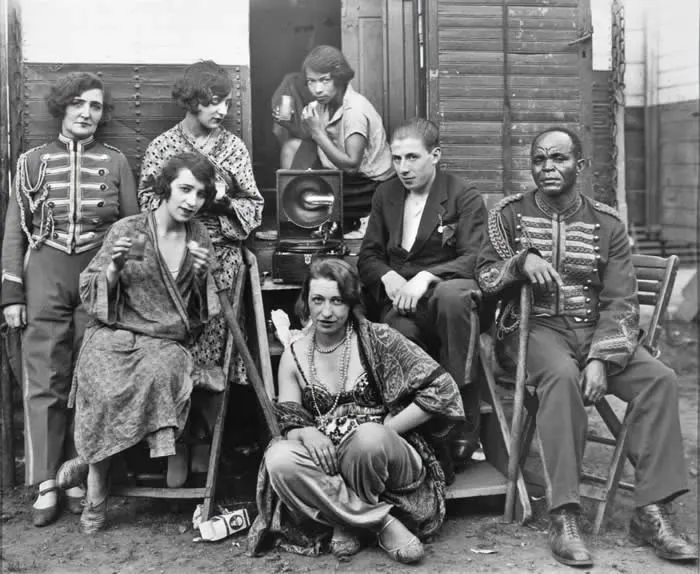 Circus people, Germany 1926 (Photo by August Sander).