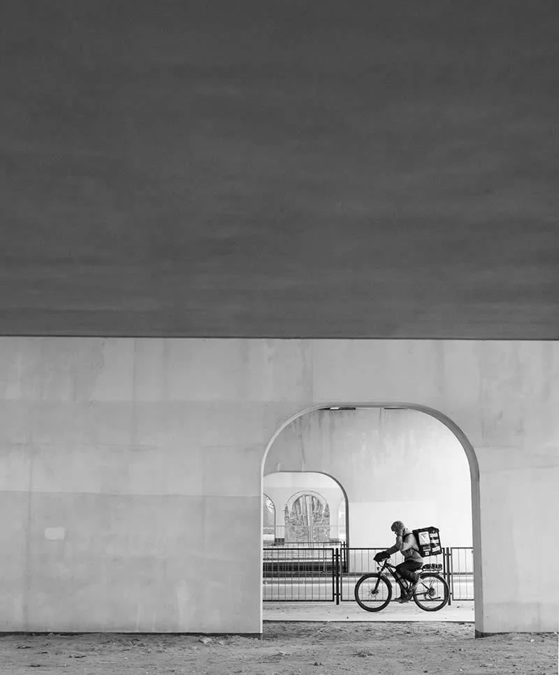 Pizza delivery courier by Oleg Ustyukhin, Poland - MonoVisions Awards 2026 Street Winners