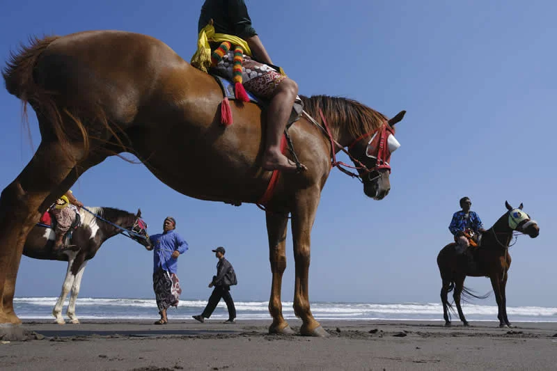 Indonesia Street Photography by Bimo Pradityo