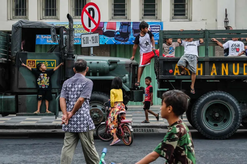 Indonesia Street Photography by Bimo Pradityo