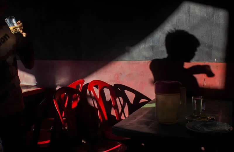 Street Photos Bursting With Shadows, Color and Timing