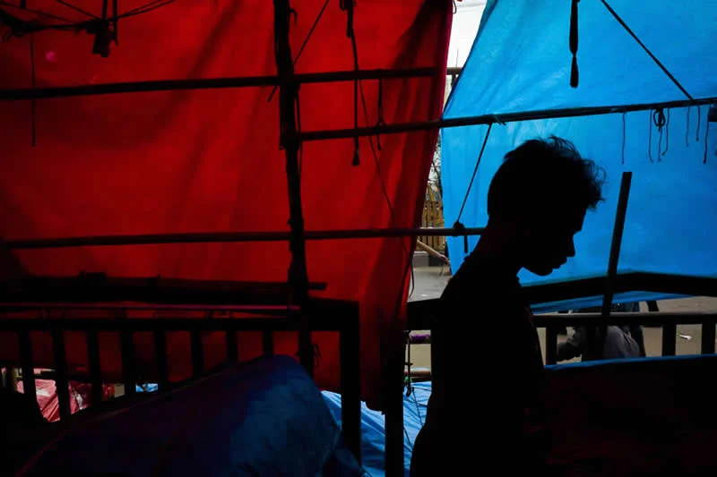 Street Photos Bursting With Shadows, Color and Timing