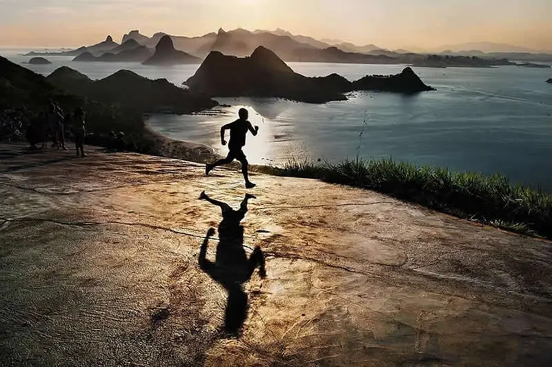Street Photos Bursting With Shadows, Color and Timing