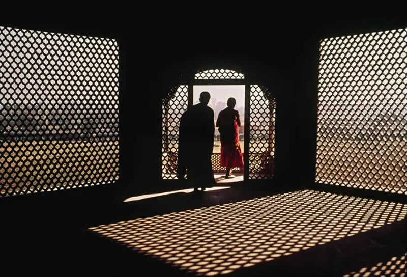 Street Photos Bursting With Shadows, Color and Timing