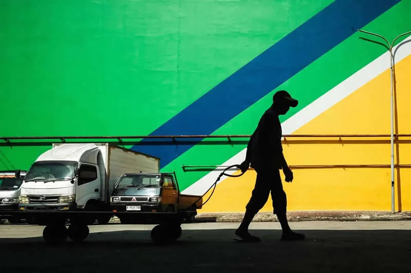 Street Photos Bursting With Shadows, Color and Timing