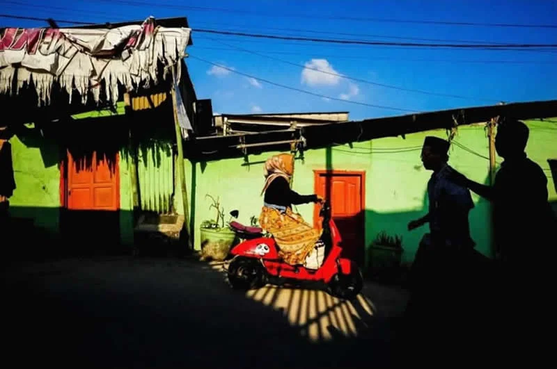 Street Photos Bursting With Shadows, Color and Timing