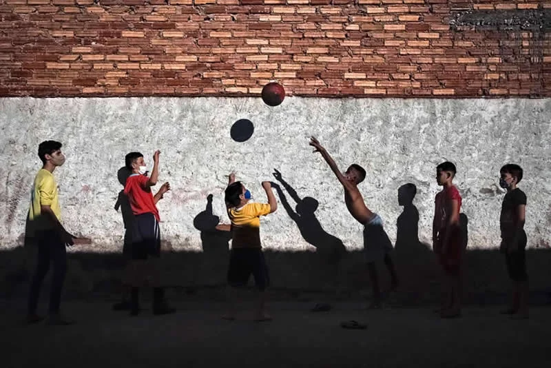 Street Photos Bursting With Shadows, Color and Timing