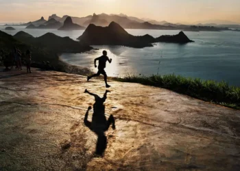 Street Photos Bursting With Shadows, Color and Timing